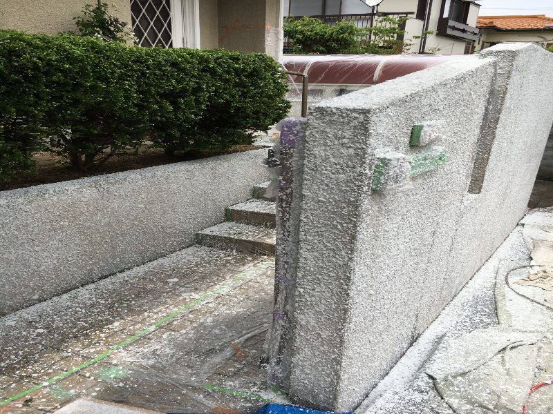 東京都八王子市石川町　外構塗装工事　スタッコ吹き付け完了後